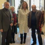 Da sinistra, Presidente Cambiamenti (G. Caristi), volontaria Cambiamenti (Amalia Cesareo), Prof.ssa Sonia Messina, Zampognaro Vinci