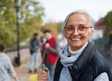 Il volontariato per una vita attiva, anche da senior: il focus di Vdossier